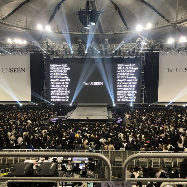  
Người hâm mộ chen chúc trong concert của Taeyeon. (Ảnh: Twitter)