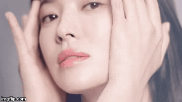  
Cận cảnh làn da ở độ tuổi 40 của Song Hye Kyo. (Ảnh: Cắt clip)