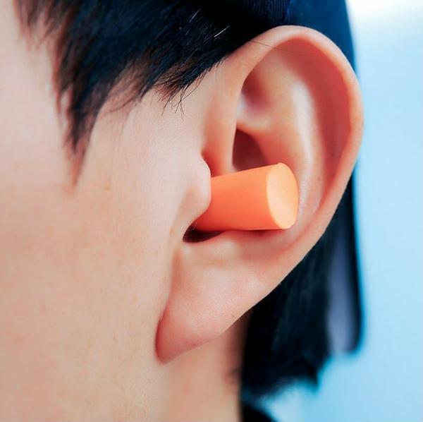  
Nút bịt tai thường được dùng cho trẻ em khi mới đi máy bay