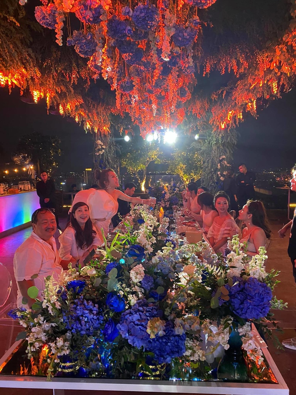  
Không gian tiệc sinh nhật của nam diễn viên được trang trí nhiều hoa tươi và rộng rãi.  - Tin sao Viet - Tin tuc sao Viet - Scandal sao Viet - Tin tuc cua Sao - Tin cua Sao