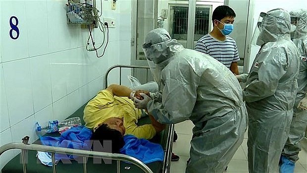  
Nam bệnh nhân được đưa vào phòng cách ly tại Bệnh viện Bệnh nhiệt đới Trung ương cơ sở Giải Phóng (Ảnh: TTXVN)