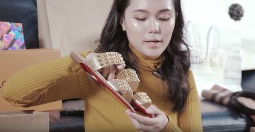  
Quỳnh Anh khoe những món đồ đắt tiền trong vlog "đập hộp" đầu tiên.