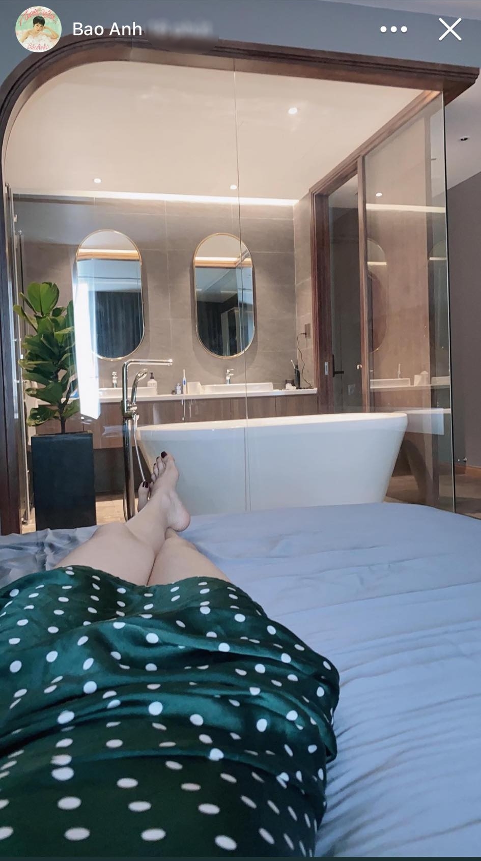  
Phòng ngủ được nối liền với phòng tắm bằng kính và có cả bồn tắm để cô có thể thư giãn. - Tin sao Viet - Tin tuc sao Viet - Scandal sao Viet - Tin tuc cua Sao - Tin cua Sao