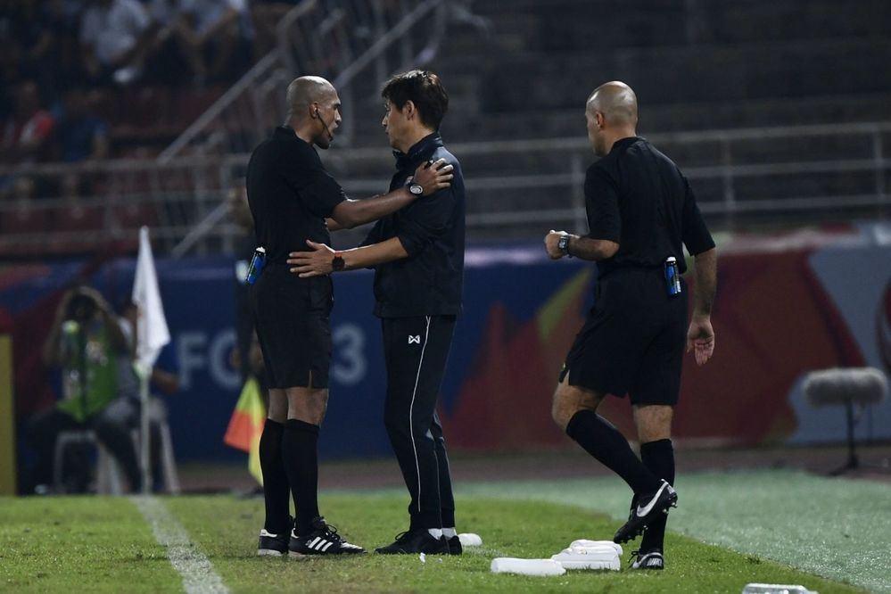  
Trọng tài người Oman ra quyết định thổi phạt penalty U23 Thái Lan. (Ảnh: Siamsport).