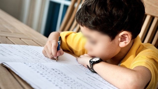  
Cậu bé ý thức được bản thân cần tự giác hơn trong học tập và sinh hoạt hàng ngày (Ảnh minh học: HuffPost)