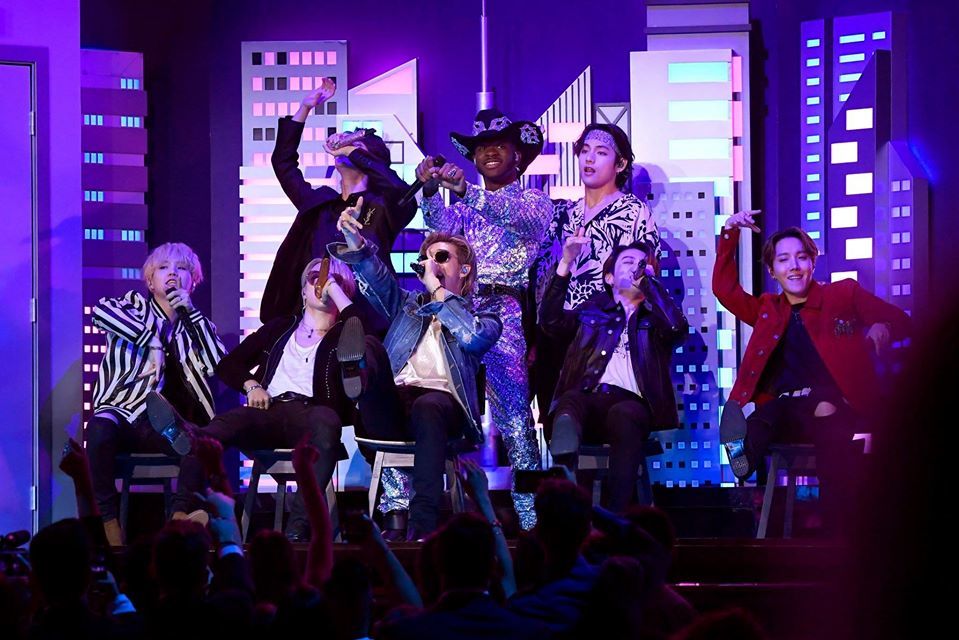  
BTS trên sân khấu của Grammy 2020. (Ảnh: Twitter).