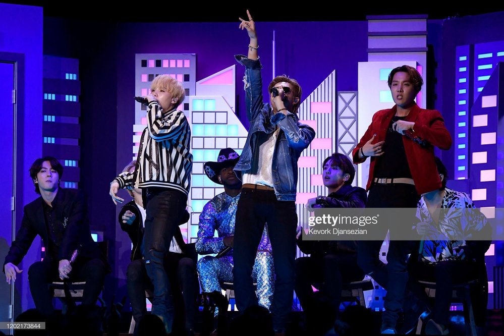  
Bỏ qua những tin đồn trước đó, BTS tự tin trình diễn trên sân khấu Grammy. (Ảnh: Getty Images).
