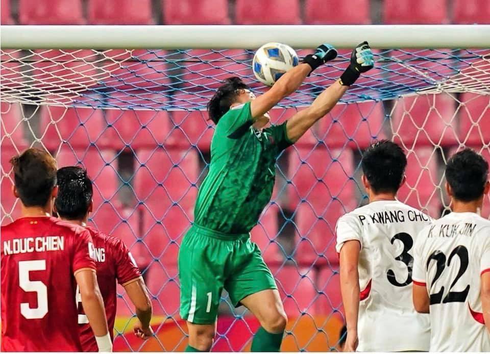  
Bùi Tiến Dũng đấm bóng không thành công và để lưới đội nhà lần đầu tiên rung lên ở giải U23 châu Á (Ảnh chụp màn hình)