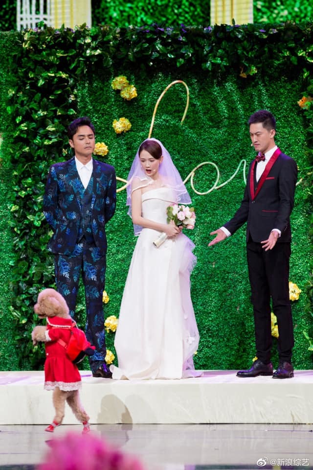  
Trần Kiều Ân và Minh Đạo hóa cô dâu chú rể trong một tiết mục của chương trình mừng xuân. (Ảnh: Weibo).