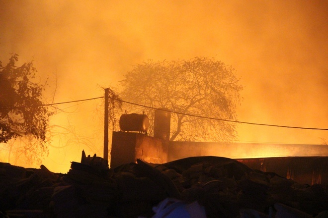  
Vụ cháy ở xưởng sản xuất nệm này diễn ra vào đêm qua, cho đến gần 4h sáng (4/1) lực lượng chức năng mới khống chế được ngọn lửa. (Ảnh: Nguyễn An)