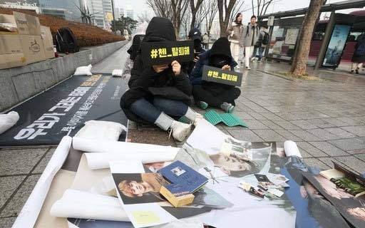  
Lác đác vài EXO-L có mặt tại tòa nhà SM, cầm banner khẩu hiệu "Chen out".