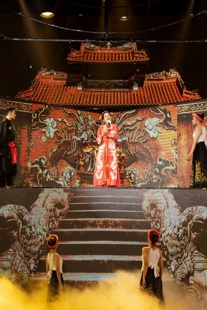  
Người đẹp Hà Thành là ca sĩ biểu diễn cuối cùng, sân khấu được đầu tư vô cùng hoành tráng.