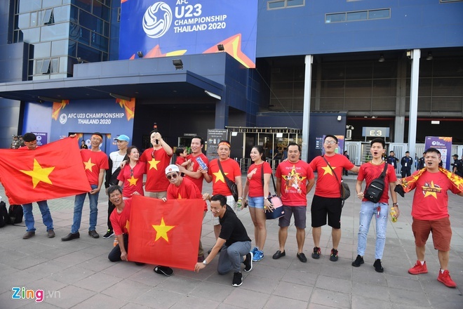  
Hình ảnh lá quốc kỳ tung bay tại cửa sân vận động Chang Arena (Ảnh: Zing)