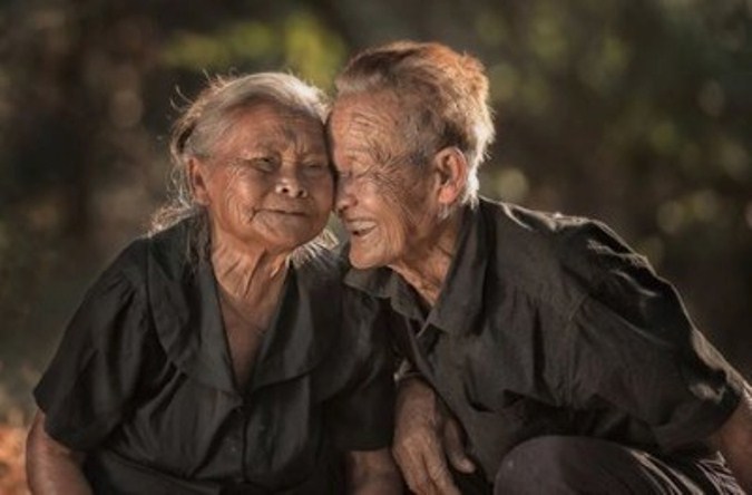 Hình ảnh hai người già yêu nhau khiến chúng ta cảm thấy ấm áp và yêu đời hơn bao giờ hết. Họ đã trải qua nhiều năm tháng cùng nhau, vượt qua bao khó khăn để có được mối quan hệ này. Cùng ngắm nhìn hình ảnh ấy và học hỏi tinh thần yêu thương mãnh liệt của họ.