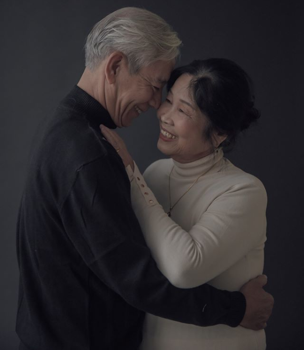 Bộ ảnh Tình yêu vượt thời gian của cặp vợ chồng già khiến ai cũng thầm mơ về một mối tình trọn đời như thế