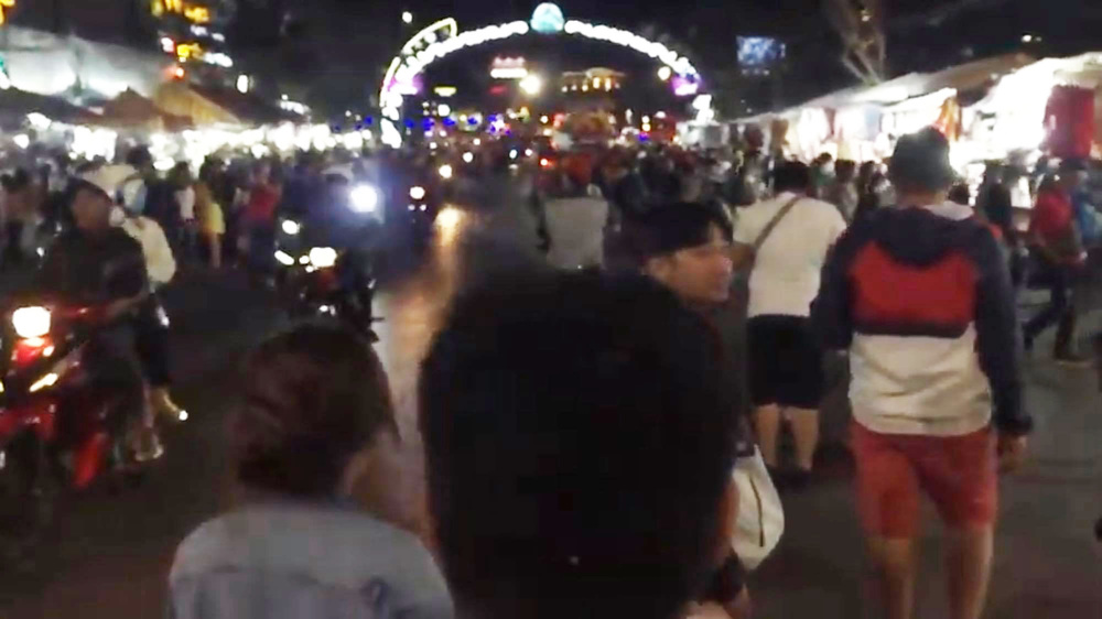  
Lượng du khách ở Đà Lạt dịp Tết 2020 tuy đông nhưng không đến mức "vỡ trận". (Ảnh: Cắt từ clip).