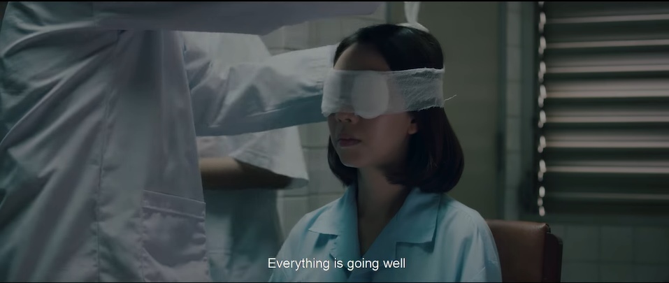  
Câu chuyện bắt đầu từ khi Trang phẫu thuật thay giác mạc và cô mất trí nhớ (Ảnh: Cắt clip)