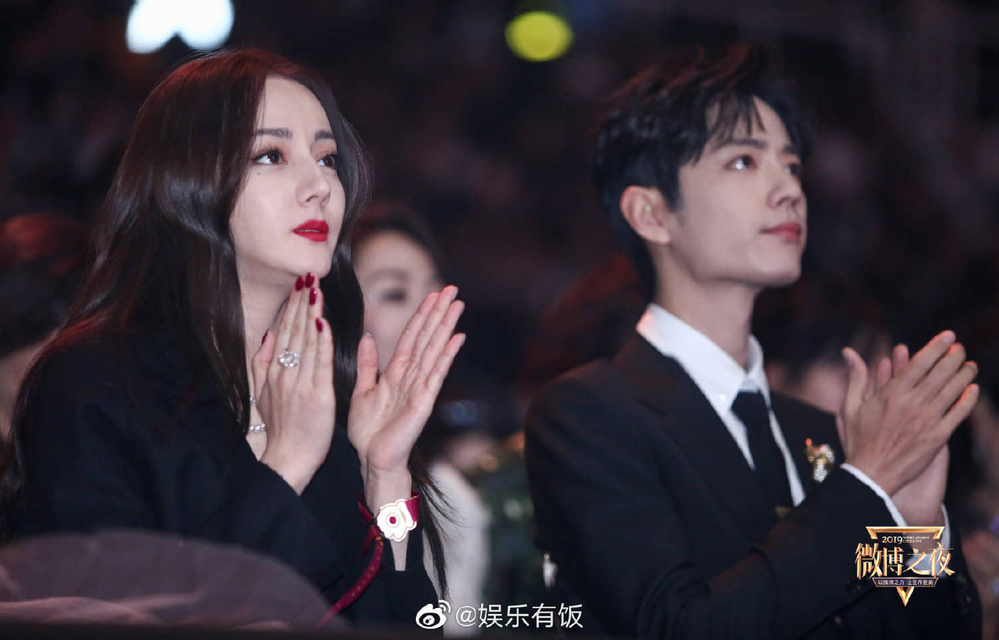  
Nhiệt Ba và Tiêu Chiến được xếp ngồi gần nhau khiến fan "đứng ngồi không yên". (Ảnh: Weibo).
