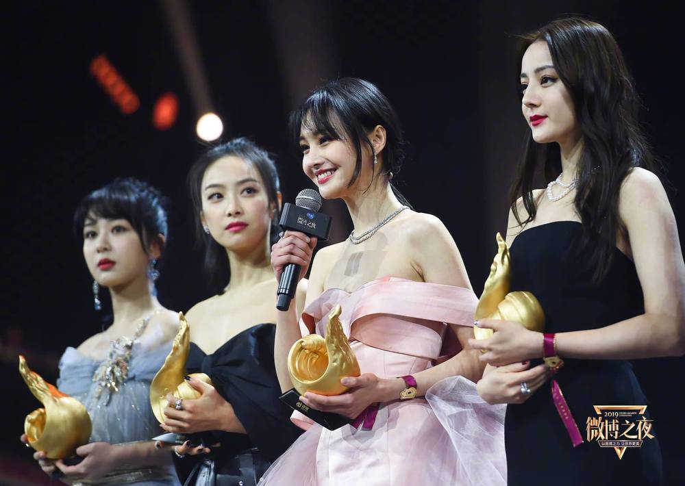  
Địch Lệ Nhiệt Ba và Trịnh Sảng còn đọ sắc với Tống Thiến cùng Dương Tử khi lên nhận giải thưởng. (Ảnh: Weibo).