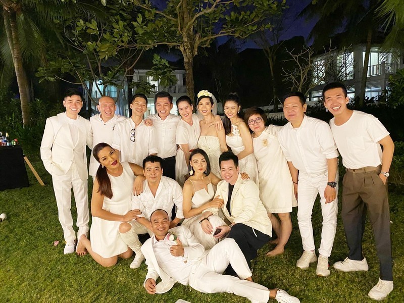  
Với yêu cầu dresscode trắng đen, tất cả mọi người đều tuân thủ. Đây được xem là một trong những đám cưới của sao Việt mà dàn khách mời diện đúng dresscode nhất. 