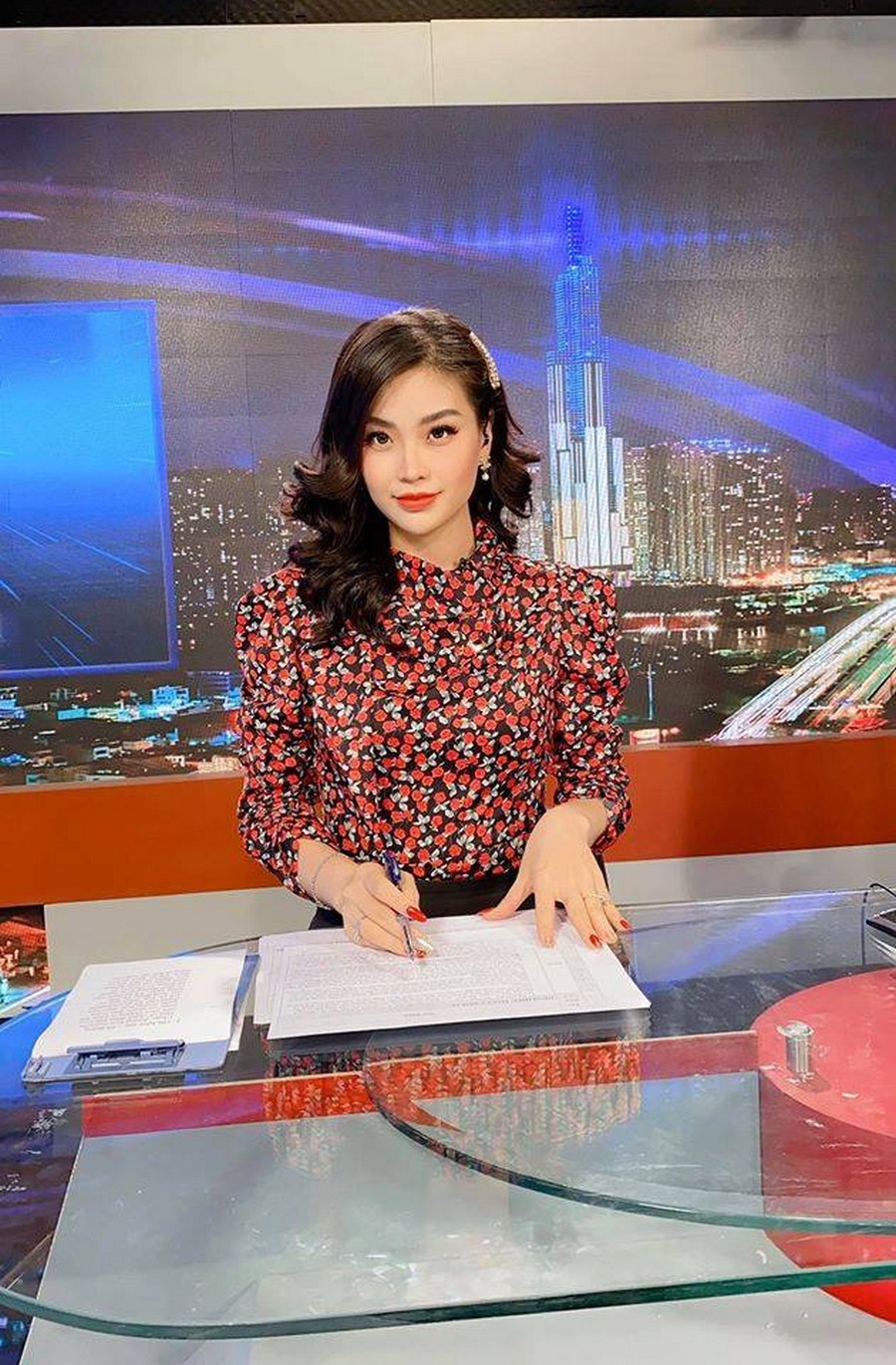 
Á hậu Diễm Trang cũng vừa đăng tải hình ảnh mới khoe kiểu tóc uốn gập. Là một MC truyền hình người đẹp vẫn giữ được sự chuẩn mực, chỉn chu nhưng không kém phần xinh đẹp. 
