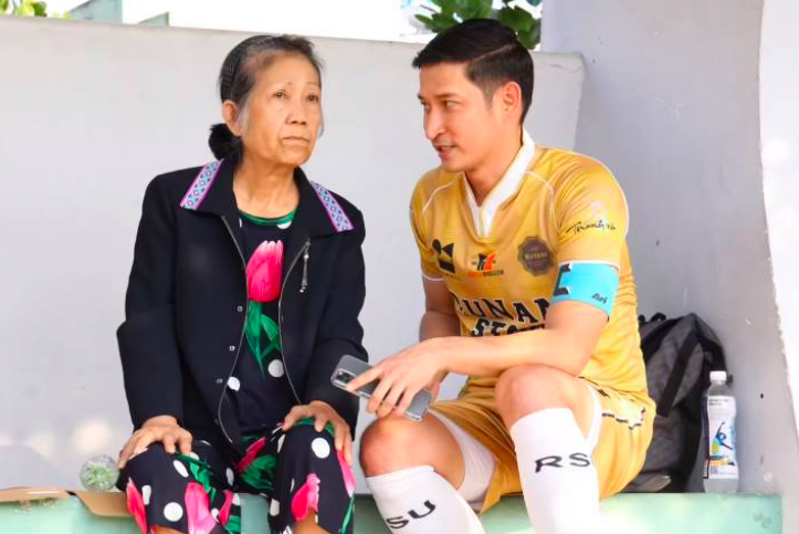  
Huy Khánh gặp gỡ Nghệ sĩ Diễm Trinh trong buổi đá bóng từ thiện ủng hộ cho cô