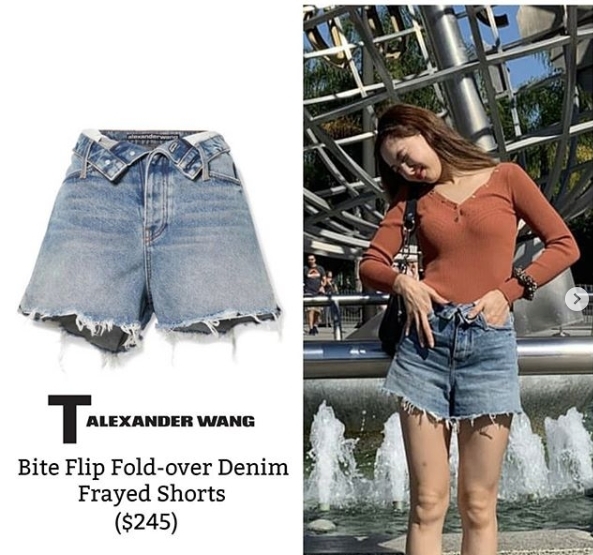  
Nayeon chọn phong cách đời thường khá đơn giản với áo len mỏng và quần short.