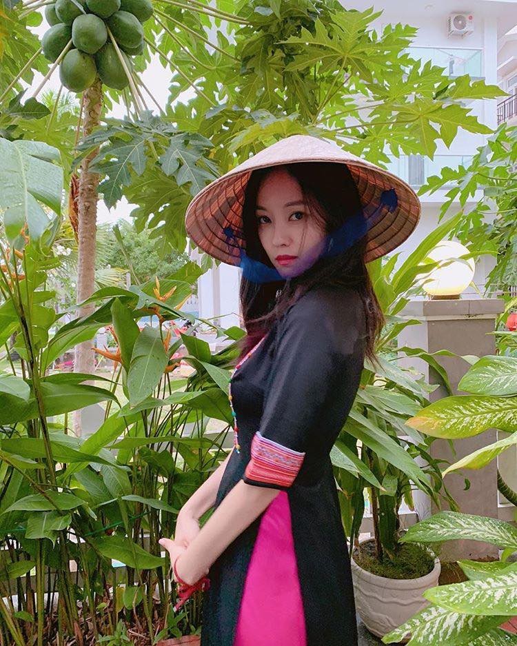  
Hyomin không chỉ đội nón lá mà còn mặc áo dài Việt Nam. Vóc dáng và gương mặt của cô được fan Việt khen ngợi hết lời, chẳng kém cạnh gì so với các cô gái thuần Việt.