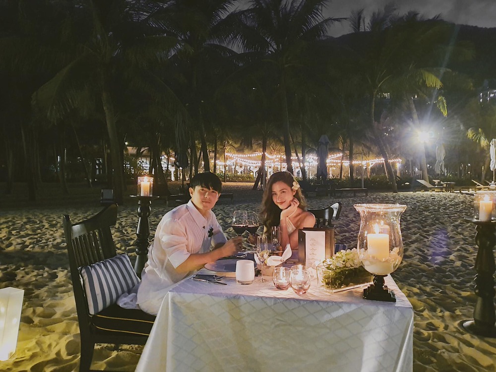  
Cặp đôi cùng nhau đến một resort, ngồi trước bãi biển để cùng ăn tối lãng mạn. - Tin sao Viet - Tin tuc sao Viet - Scandal sao Viet - Tin tuc cua Sao - Tin cua Sao