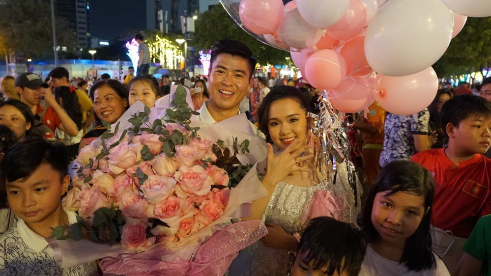  
Nhẫn cầu hôn của cặp đôi Duy Mạnh - Quỳnh Anh không hề thua kém vợ chồng Đông Nhi.