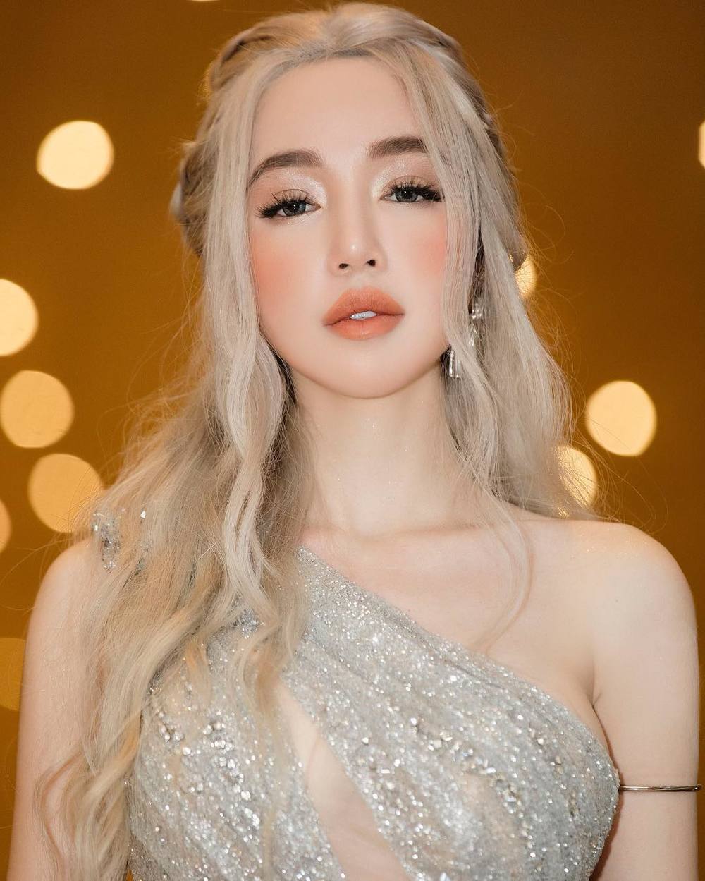 
Elly Trần là một trong những hot girl giữ được sự hâm mộ lâu nhất showbiz Việt - Tin sao Viet - Tin tuc sao Viet - Scandal sao Viet - Tin tuc cua Sao - Tin cua Sao