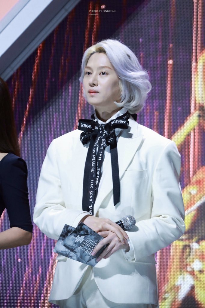  
Heechul diện vest trắng, để tóc trắng bạch kim siêu nổi bật. (Ảnh: Twitter)