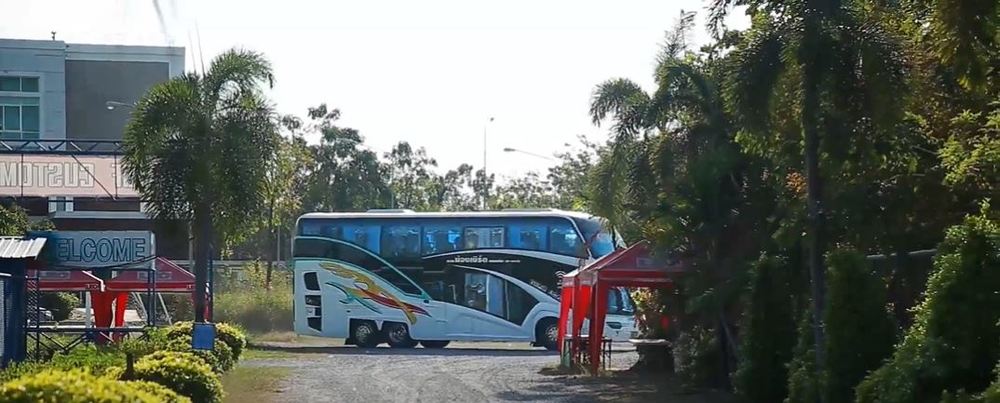  
U23 Việt Nam di chuyển đến sân đấu bằng xe buýt. (Ảnh: Cắt từ clip).