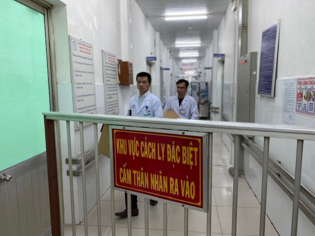  
3 bệnh nhân có quốc tịch Việt Nam đã được đưa vào khu vực cách ly đặc biệt (Ảnh: Thanh Niên)