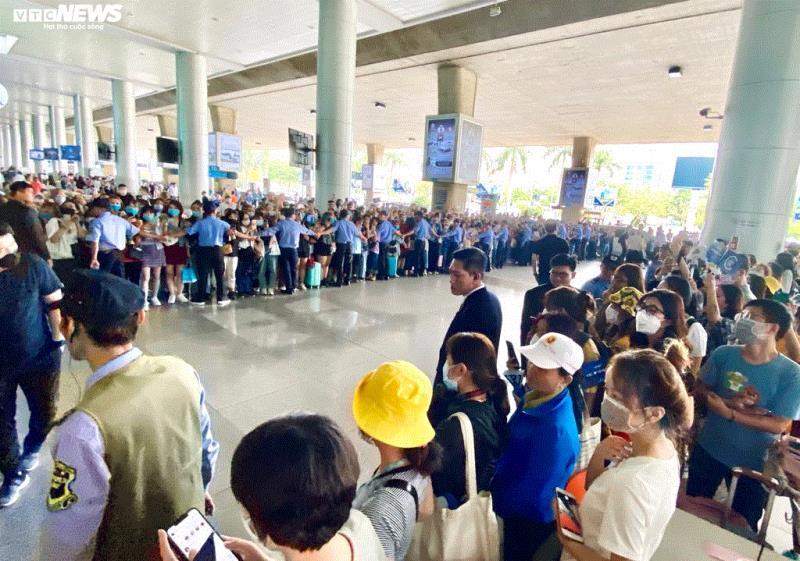  
Hàng trăm bạn trẻ tập trung tại sân bay Tân Sơn Nhất để chờ đón thần tượng (Ảnh: VTC News)