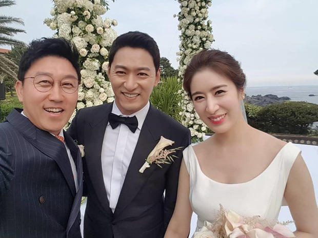  
Trước đó vào tháng 6/2019, cả hội đã đến tham dự đám cưới của Joo Jin Mo với bà xã là nữ bác sĩ xinh đẹp Min Hye Yeon