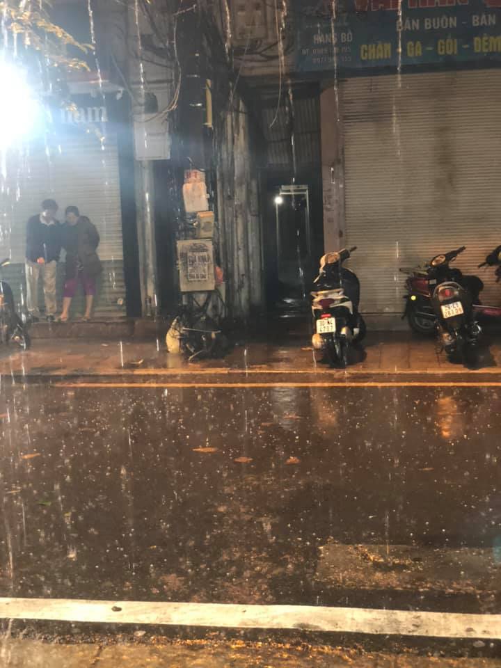  
Hàng Bồ - Hà Nội cũng có mưa đá (Ảnh: Merry Nguyễn)