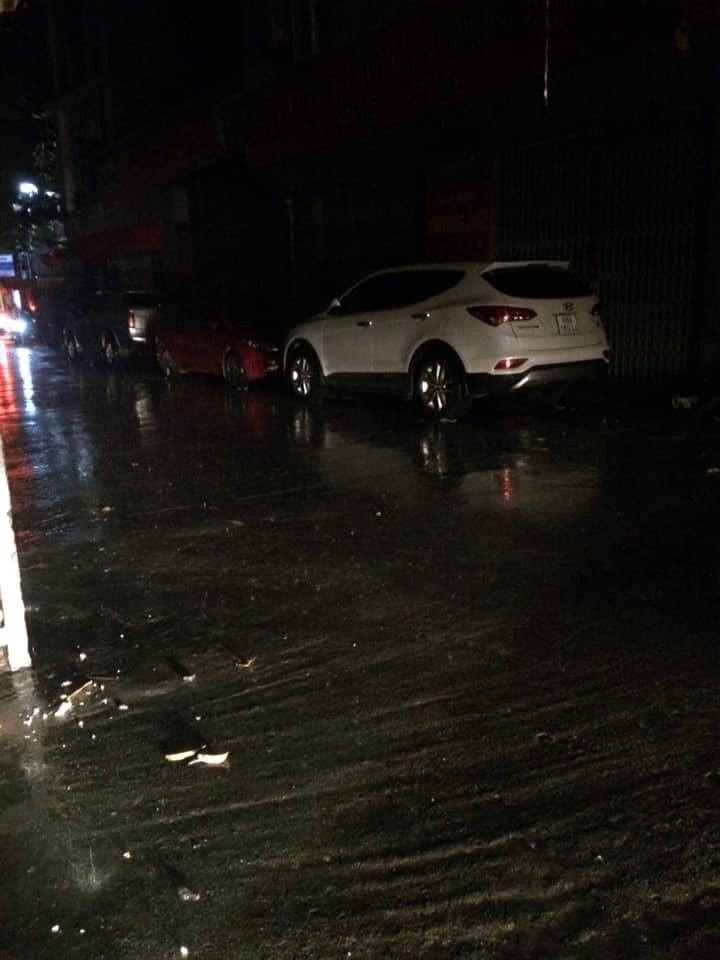  
Nước ngập lênh láng nhiều con đường tại Hà Nội (Ảnh: Vân Xuka)