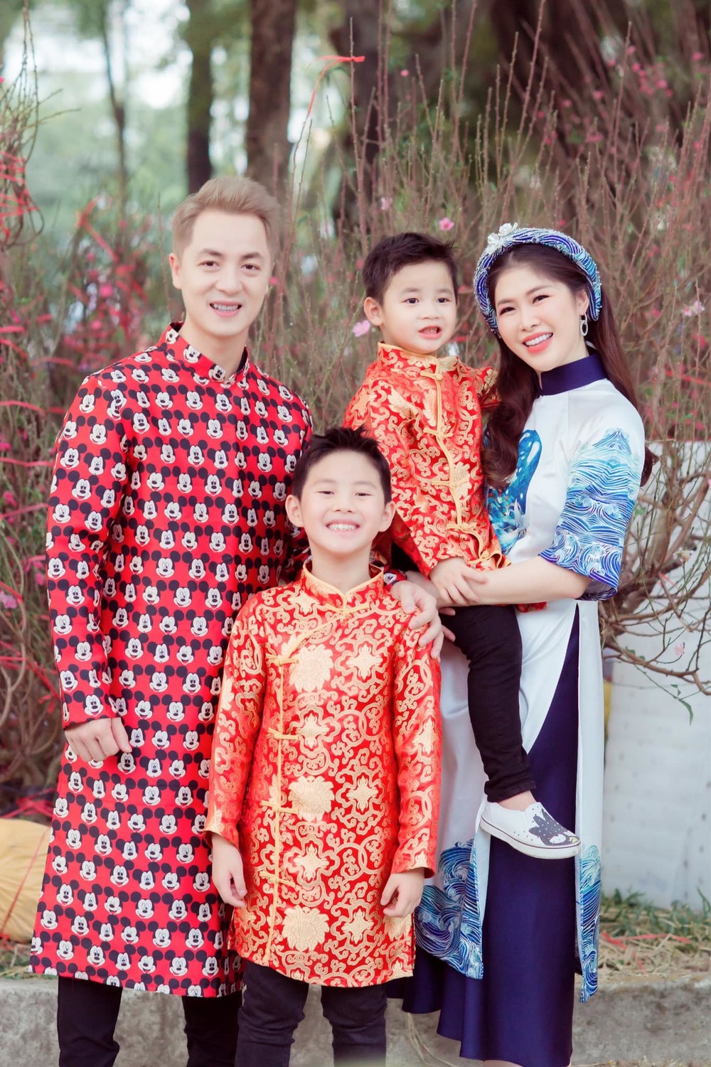  
Gia đình nam ca sĩ diện áo dài truyền thống đi chợ hoa Tết - Tin sao Viet - Tin tuc sao Viet - Scandal sao Viet - Tin tuc cua Sao - Tin cua Sao
