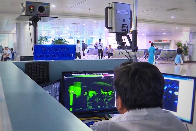  
Máy đo thân nhiệt được đặt tại các cảng hàng không để phát hiện kịp thời hành khách có biểu hiện của bệnh (Ảnh: Zing)