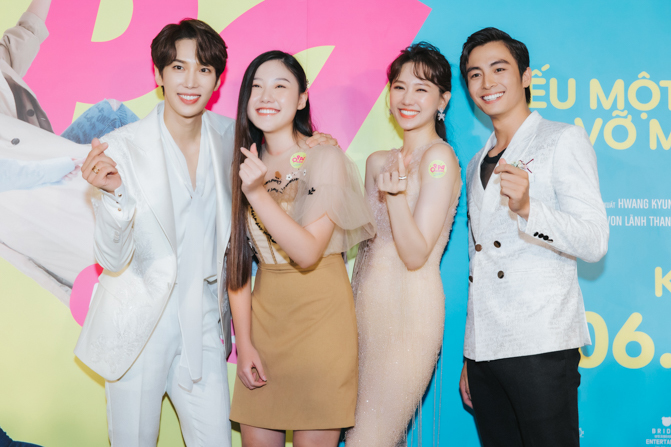  
Park Jung Min bên cạnh Hariwon, Huỳnh Ân (em gái Trấn Thành) và Lãnh Thanh. (Ảnh: SaigonDaily)