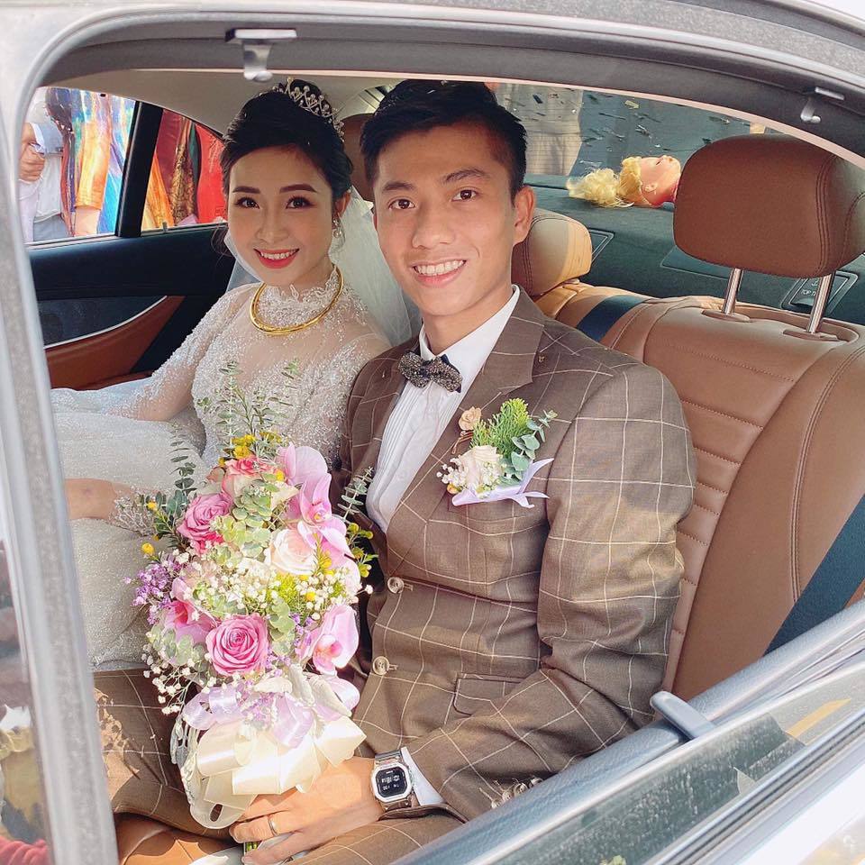  
Vợ chồng cầu thủ Phan Văn Đức rạng rỡ trong ngày cưới 