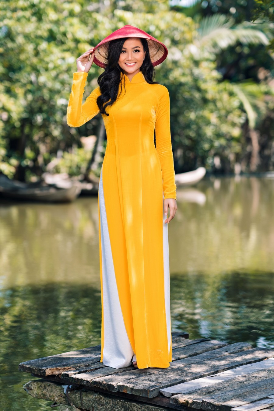  
Dù trong những thiết kế xẻ tà hay kín đáo với áo dài, H'Hen Niê đều thể hiện trọn vẹn nét đẹp người phụ nữ Việt.  