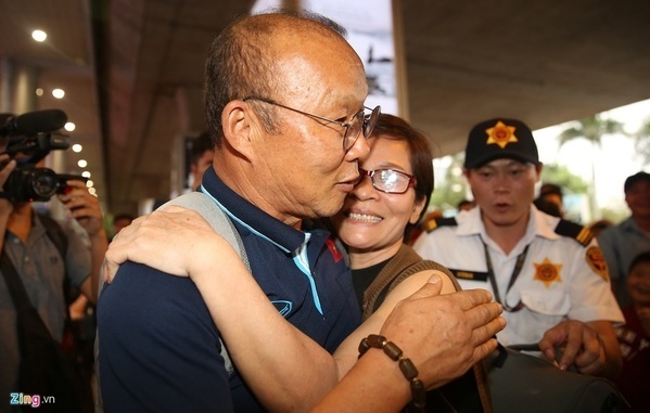  
Một CĐV lớn tuổi ôm chầm HLV park, cảm ơn những cống hiến của ông cho bóng đá Việt Nam (Ảnh: Zing)