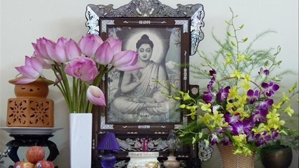  
Hoa sen đặt bàn thờ Phật dịp Tết.