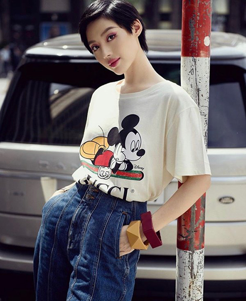  
Khánh Linh phối chiếc áo đơn giản cùng quần jean dàng bagy và vòng tay to bản. 