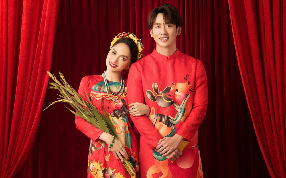  
Hương Giang - Tuấn Trần diện áo dài đỏ, duyên dáng trong bộ ảnh Tết. 