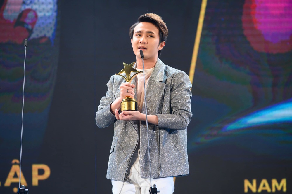  
Huỳnh Lập nhận giải thưởng Ngôi Sao Xanh cho Hạng mục Nam diễn viên chính xuất sắc nhất năm 2019. 