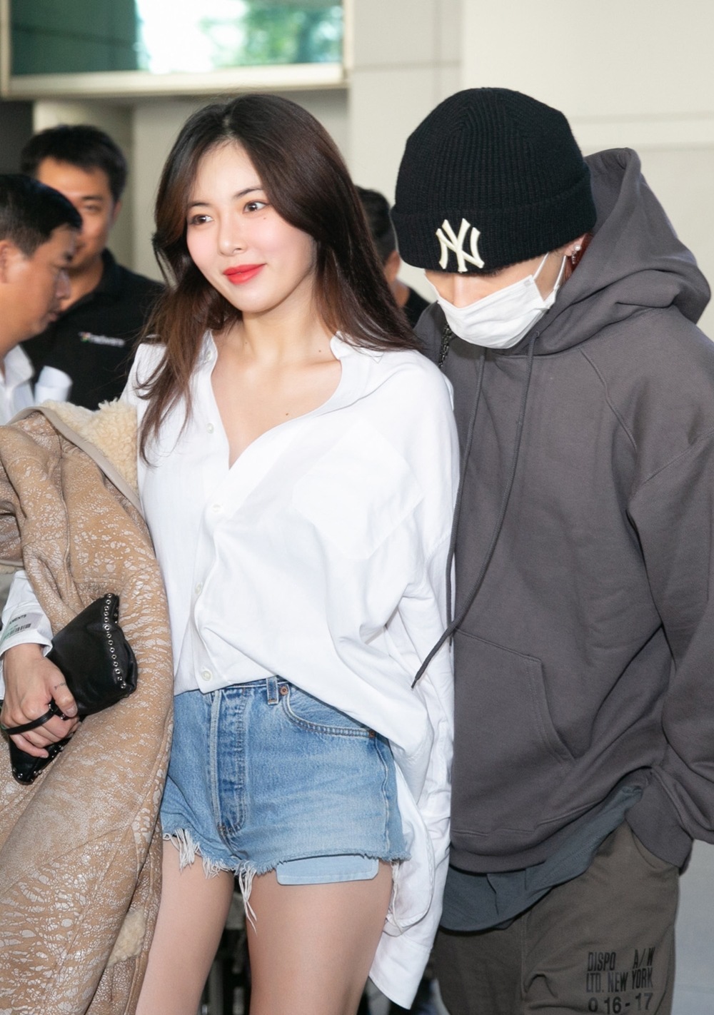 Có mặt tại sân bay, cặp đôi HyunA và E Dawn chiếm trọn 