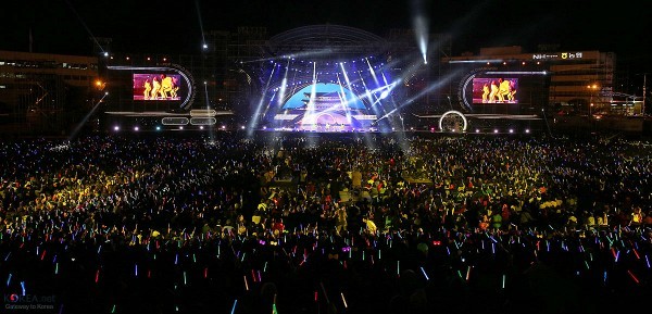  
Biển fan hâm mộ Kpop trong mỗi lễ hội âm nhạc Hàn Quốc (Hình ảnh chỉ mang tính chất minh hoạ).